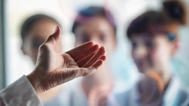 Terapeuta escucha con empatía y conexión